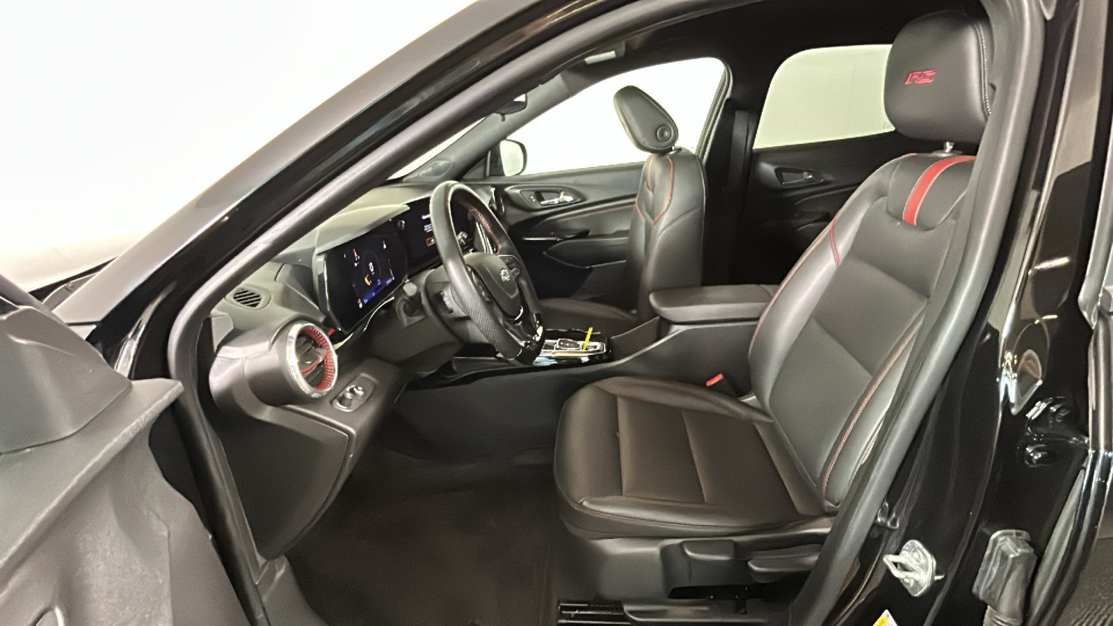 Used 2025 Chevrolet Trax RS w/ Driver Confidence Package FWD image 14