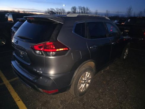 Used 2018 Nissan Rogue SV AWD/4WD image 4