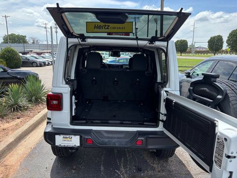 Used 2025 Jeep Wrangler Unlimited Sahara AWD/4WD image 31