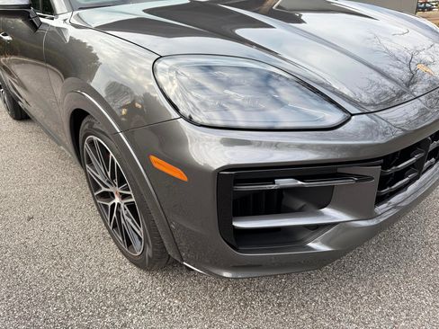 Used 2025 Porsche Cayenne GTS AWD/4WD image 32