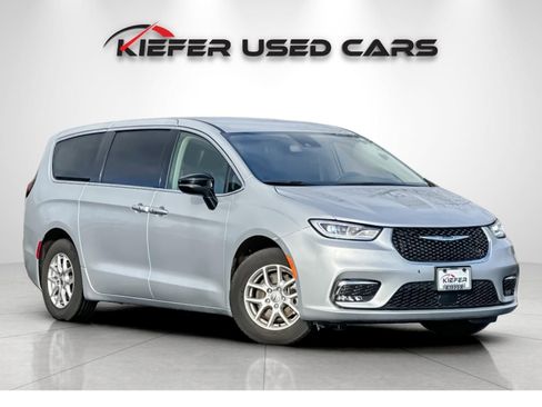 Used 2024 Chrysler Pacifica Touring-L FWD image 39
