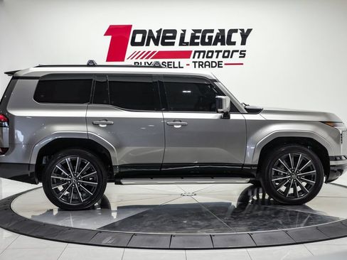 Used 2024 Lexus GX 550 w/ Accessory Package (Z1) AWD/4WD image 7