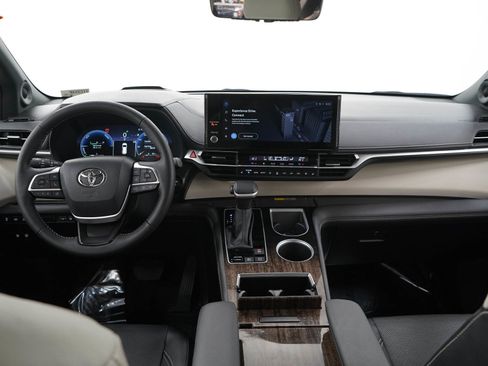 Used 2025 Toyota Sienna Platinum AWD/4WD image 20