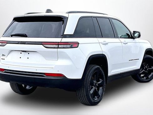 Used 2023 Jeep Grand Cherokee Altitude AWD/4WD image 3