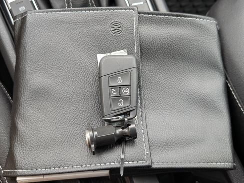 Used 2024 Volkswagen Taos SE w/ Panoramic Sunroof Package image 37