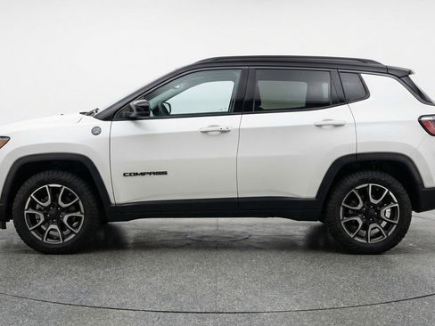 Used 2025 Jeep Compass Trailhawk image 5