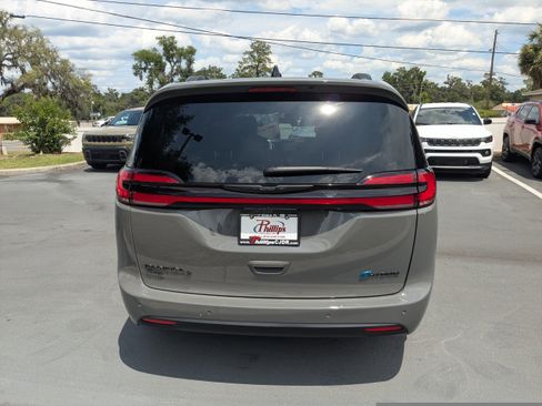 Used 2025 Chrysler Pacifica Premium FWD image 4