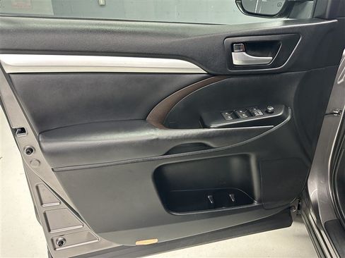 Used 2017 Toyota Highlander XLE AWD/4WD image 20