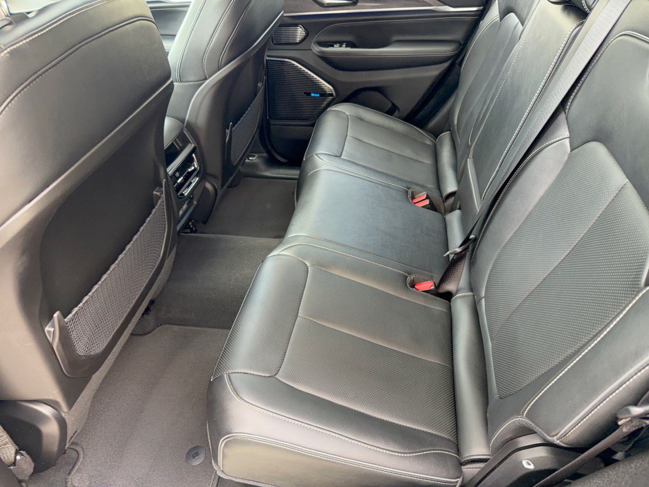 Used 2023 Jeep Grand Cherokee Overland AWD/4WD image 25