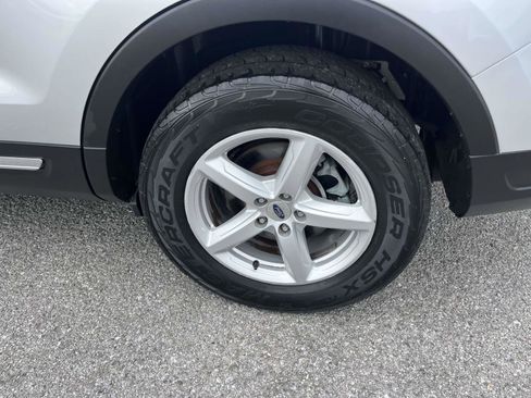 Used 2018 Ford Explorer XLT w/ Equipment Group 201A FWD image 6