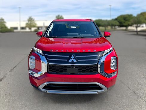 New 2025 Mitsubishi Outlander SE image 2