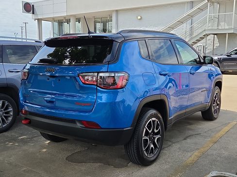 Used 2025 Jeep Compass Trailhawk AWD/4WD image 4