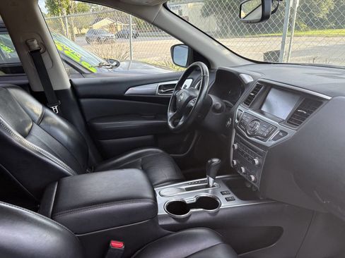 Used 2019 Nissan Pathfinder SL FWD image 9