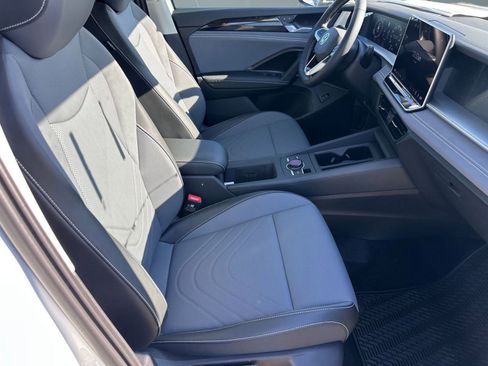 New 2026 Volkswagen Tiguan SE FWD image 20