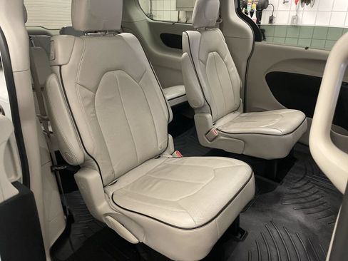 Used 2021 Chrysler Pacifica Limited AWD/4WD image 21