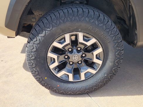 Used 2020 Toyota Tacoma TRD Off-Road image 14