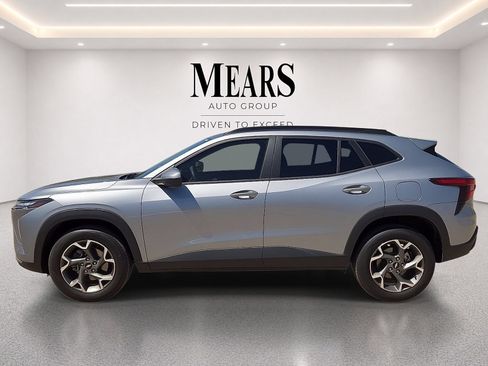 Used 2026 Chevrolet Trax LT FWD image 2
