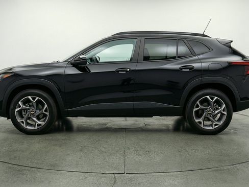 Used 2025 Chevrolet Trax LT FWD image 5