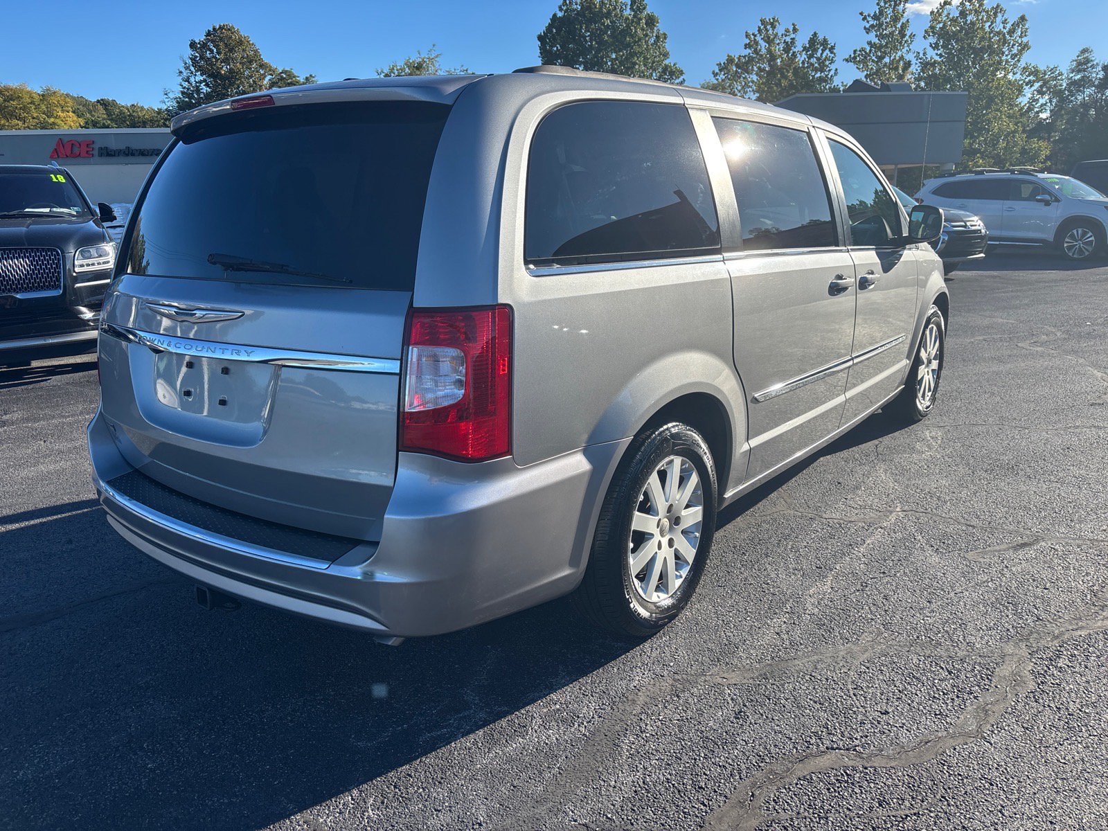 Used 2016 Chrysler Town & Country Touring FWD image 7