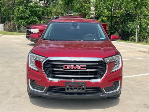 Used 2024 GMC Terrain SLE w/ Driver Convenience Package FWD image 2