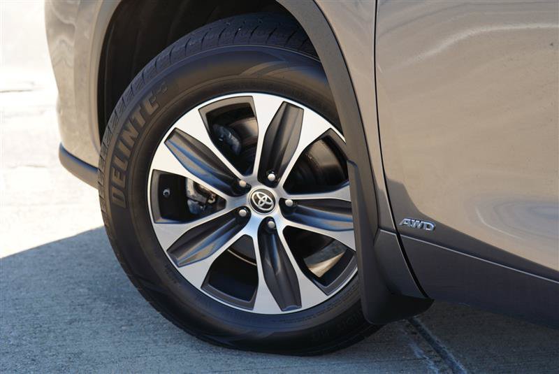 Used 2020 Toyota Highlander XLE AWD/4WD image 18