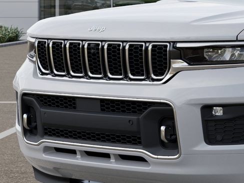 New 2025 Jeep Grand Cherokee Overland w/ Adv Protech Group III AWD/4WD image 12