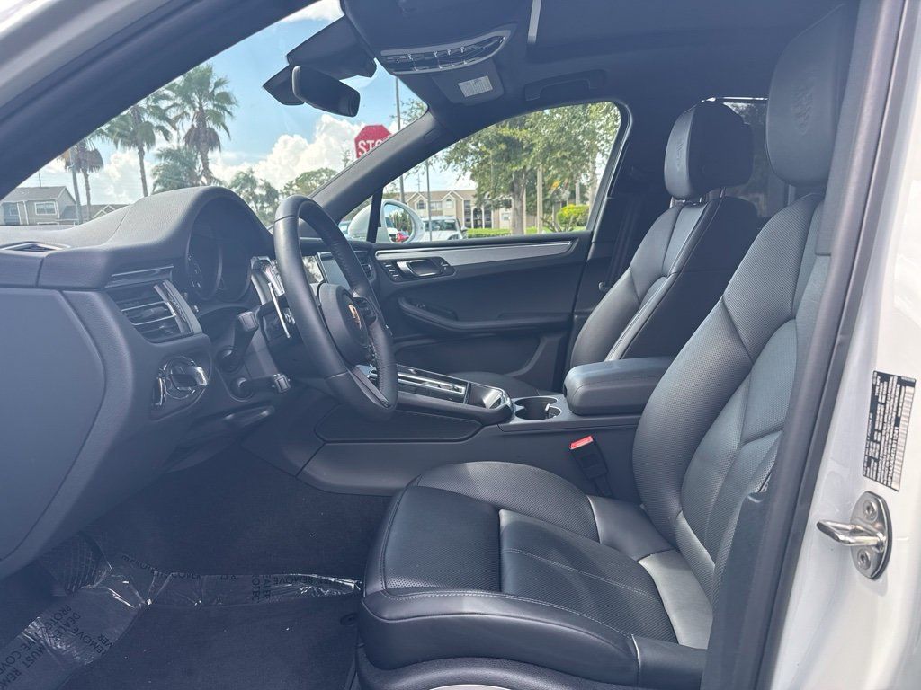 Certified 2026 Porsche Macan AWD/4WD image 6