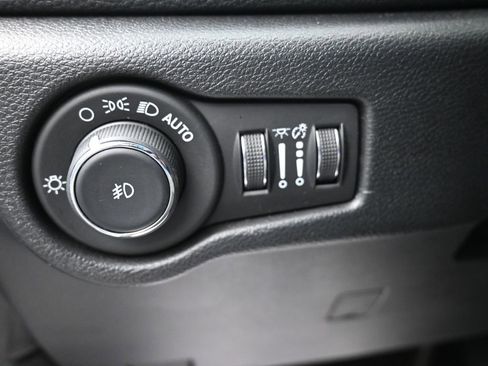 Used 2025 Chrysler Pacifica Limited image 19