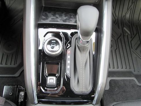 New 2026 GMC Canyon Elevation w/ Convenience Package image 16