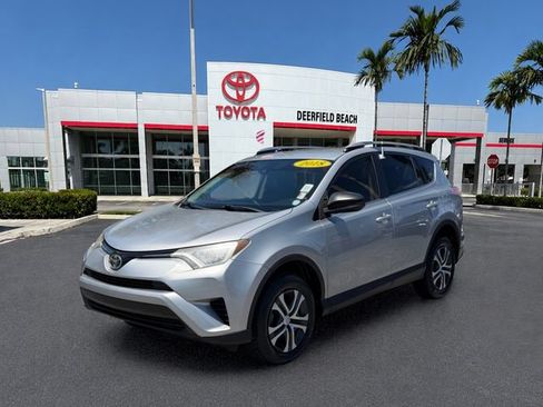 Used 2018 Toyota RAV4 LE FWD image 3