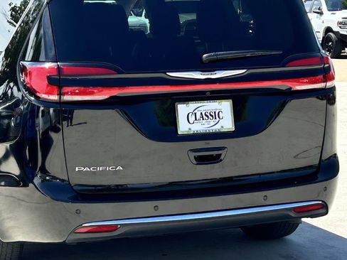 Used 2024 Chrysler Pacifica Touring-L FWD image 6