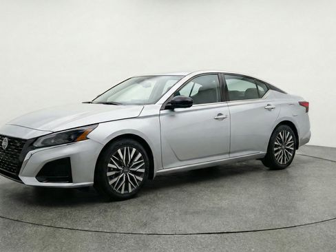 Used 2025 Nissan Altima 2.5 SV image 3