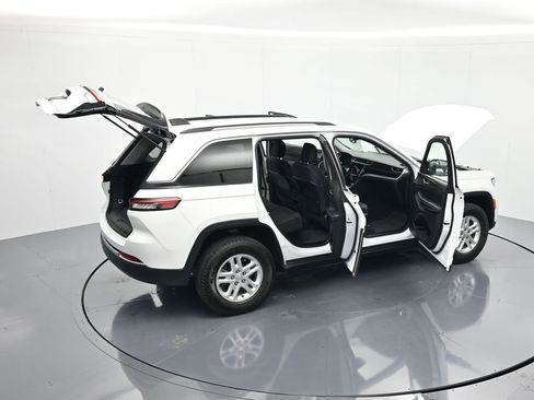 Used 2023 Jeep Grand Cherokee Laredo RWD image 44