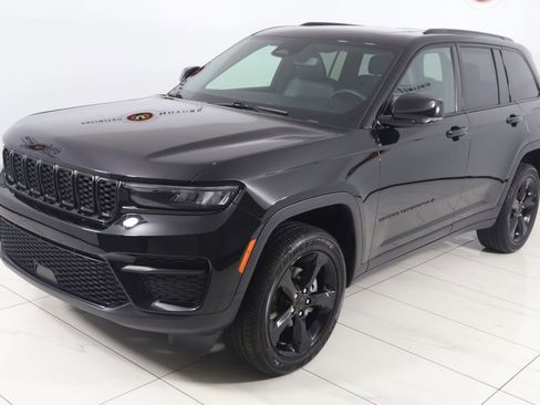 Used 2024 Jeep Grand Cherokee Altitude AWD/4WD image 21