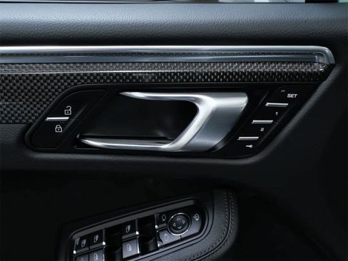 Used 2025 Porsche Macan image 18