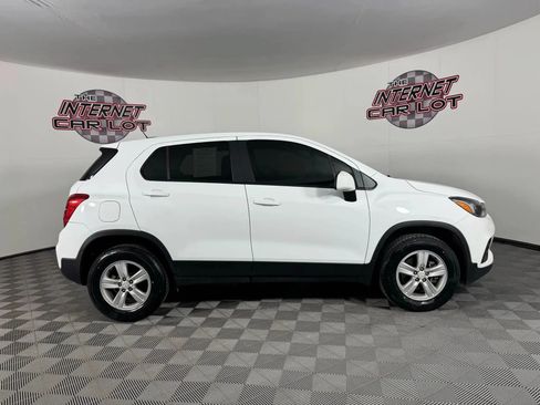 Used 2022 Chevrolet Trax LS w/ Tint and Cruise Package AWD/4WD image 8