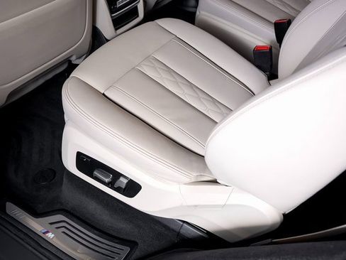 Used 2024 BMW X7 M60i w/ Executive Package image 28