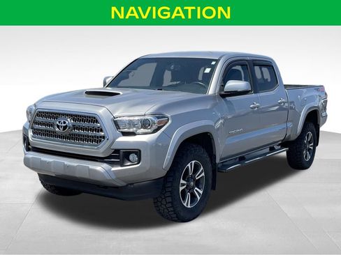 Used 2017 Toyota Tacoma TRD Sport w/ Tow Package AWD/4WD image 4
