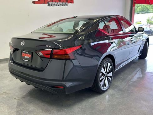 Used 2022 Nissan Altima 2.5 SV FWD image 3