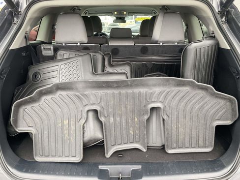 Used 2022 Toyota Highlander LE image 10