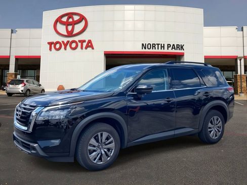 Used 2024 Nissan Pathfinder SV FWD image 1