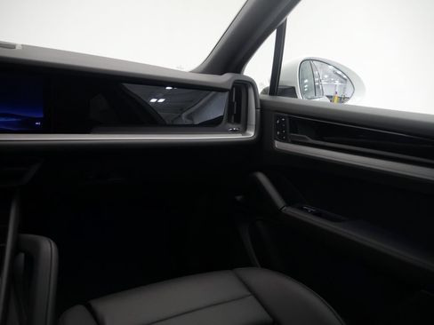 Certified 2026 Porsche Cayenne AWD/4WD image 40