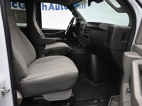 Used 2025 Chevrolet Express 3500 LT w/ LT Preferred Equipment Group RWD image 7