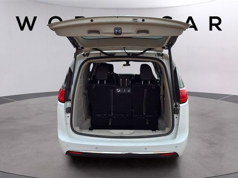 Used 2018 Chrysler Pacifica Touring-L image 18