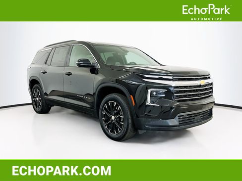 Used 2025 Chevrolet Traverse LT w/ Sun and Wheel Package image 1