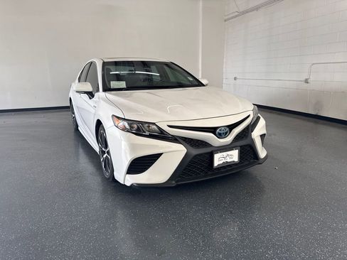 Used 2018 Toyota Camry SE image 1