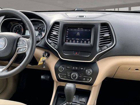 Used 2019 Jeep Cherokee Latitude w/ Popular Appearance Group FWD image 7