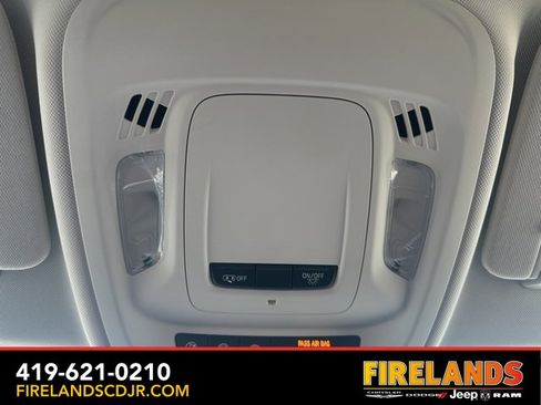 Used 2025 Buick Envision Preferred image 32