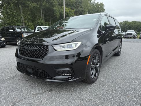 New 2026 Chrysler Pacifica Limited w/ S Appearance Package FWD image 3