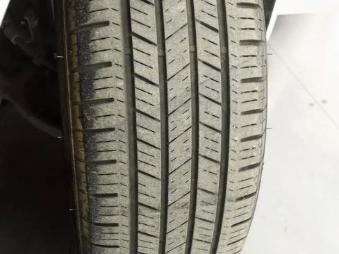 Used 2023 Chrysler Pacifica Touring-L image 39